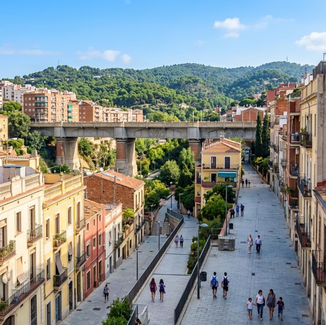 Vistas de las plazas, el viaducto y el entramado residencial del barrio a los pies de Collserola
